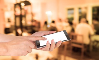 bir modern dokunmatik ekran telefon ve kafeterya erkek elini tutuyor