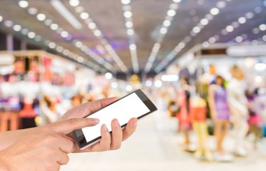 Alışveriş merkezinde yürüyen insanların bulanık görüntü bulanıklığı backgrou