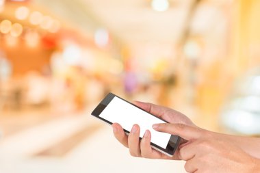 Alışveriş merkezinde yürüyen insanların bulanık görüntü bulanıklığı backgrou