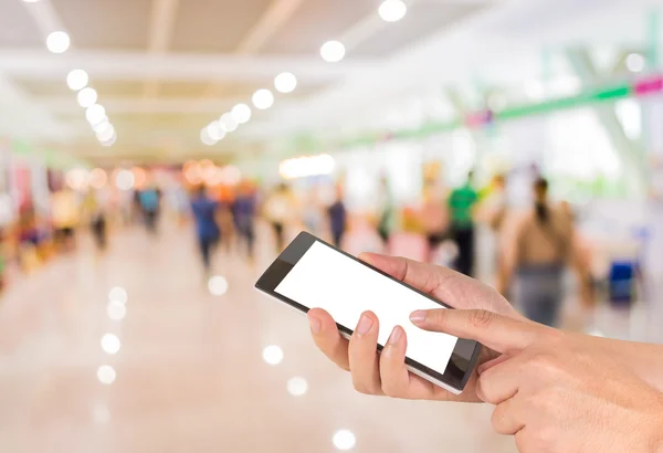 Alışveriş merkezinde yürüyen insanların bulanık görüntü bulanıklığı backgrou