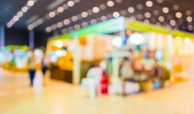 Arkaplan kullanımı için fuardaki insanların bulanık görüntüsü .