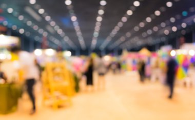 Arkaplan kullanımı için fuardaki insanların bulanık görüntüsü .