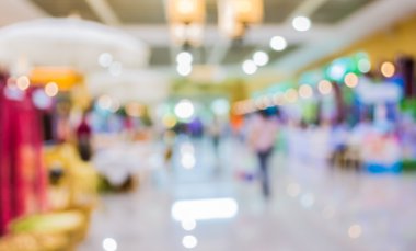 Arkaplan kullanımı için fuardaki insanların bulanık görüntüsü .