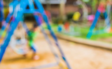 Kamu parkındaki çocuk parkının arka plan kullanımı için bulanık ve bulanık görüntüsü.