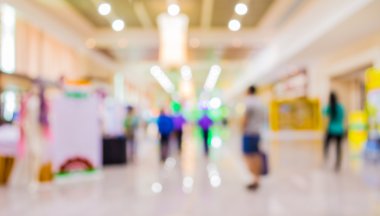 Arkaplan kullanımı için fuardaki insanların bulanık görüntüsü .