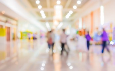 Arkaplan kullanımı için fuardaki insanların bulanık görüntüsü .