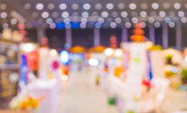 Arkaplan kullanımı için fuardaki insanların bulanık görüntüsü .