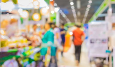 Arkaplan kullanımı için fuardaki insanların bulanık görüntüsü .