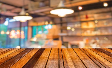 Kahve dükkanı bokeh ve kahverengi ahşap masa görüntü arka plan bulanıklık.