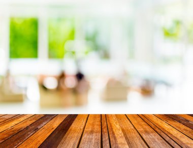 ahşap masa ve insanlar ile arka plan bulanık bir modern iş merkezinin lobide görüntü bulanıklığı.