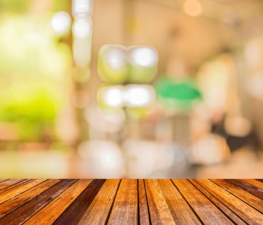 Kahve dükkanı bokeh ve kahverengi ahşap masa görüntü arka plan bulanıklık.
