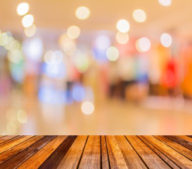 ahşap masa ve ticaret programı alışveriş arka plan kullanım için bulanık görüntüsü .