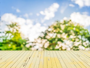 Ağaç yeşili arkaplanının soyut Bokeh 'inin bulanık resmi .