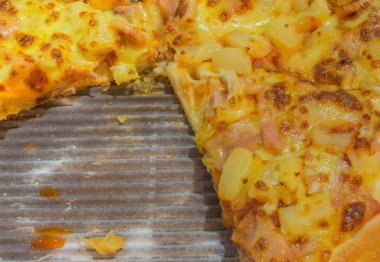 Derin-pan ananas ile kayıp bir dilim Pizza jambon ile görüntü.