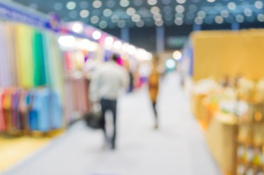 Alışveriş merkezinin bulanık görüntüsü ve arka plan kullanımı için insanlar .