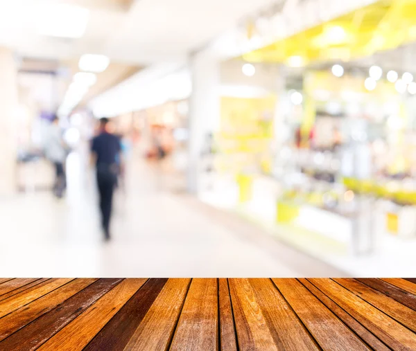 Imagen Mesa Madera Gente Borrosa Por Movimiento Centro Comercial — Foto de Stock