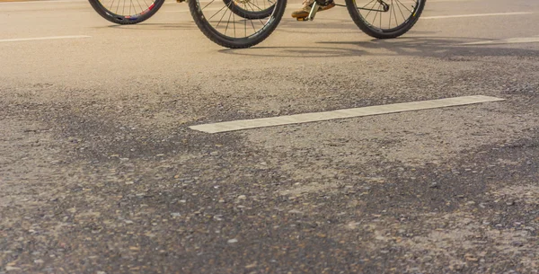 Gambar Jalan Aspal Dan Sepeda Dengan Tanda Untuk Penggunaan Latar — Stok Foto