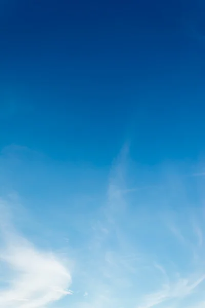 在晴朗的蓝天白云的背景使用 垂直的 — 图库照片