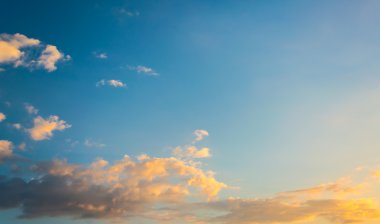 Arkaplan kullanımı için açık mavi gökyüzü ve beyaz bulutların gündüz görüntüsü.