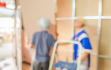 Arkaplan kullanımı için ev duvarını tamir eden insanların bulanık görüntüsü.