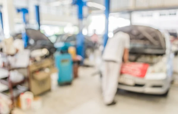 Afbeelding van werknemer tot vaststelling van de auto in de garage van de ther vervagen. — Stockfoto