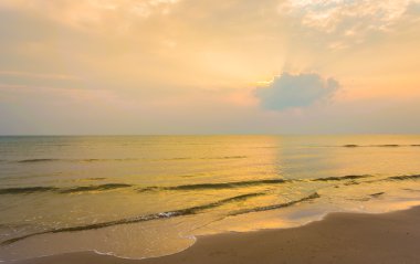Deniz ve ele bulutlu gökyüzü görüntü.