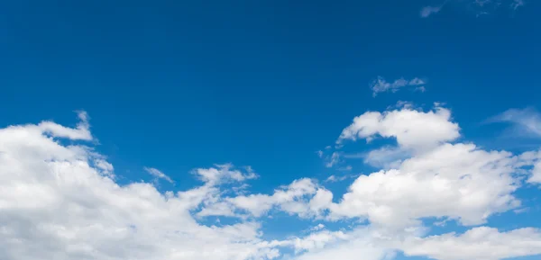 Kép Tiszta Fehér Felhők Nappal Háttér Használat — Stock Fotó