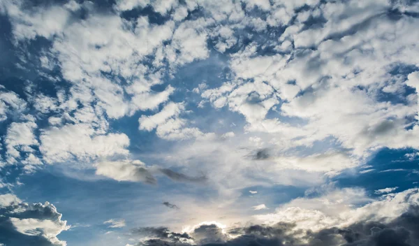 Kouzelník Jasné Modré Oblohy Den Čas Pro Využití Pozadí Horizontální — Stock fotografie