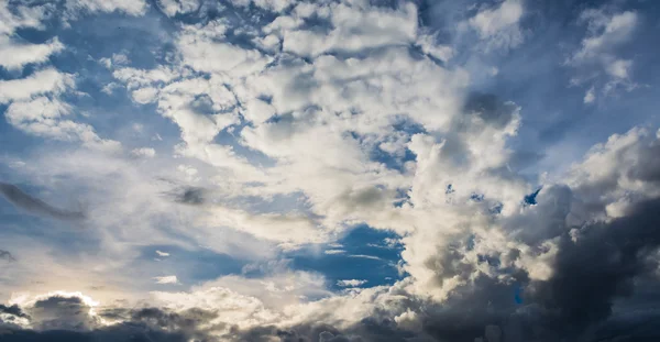 Kouzelník Jasné Modré Oblohy Den Čas Pro Využití Pozadí Horizontální — Stock fotografie