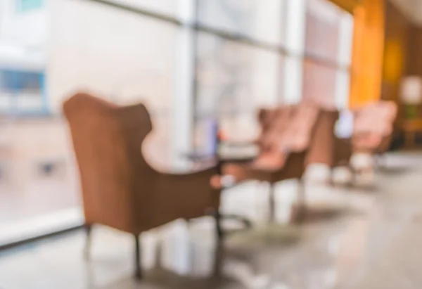 Bild des schönen Vintage-Sofas neben dem Fenster in der Lobby verschwimmen — Stockfoto