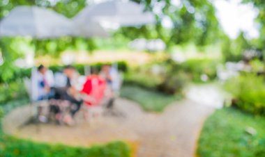 Arka plan kullanımı için yeşil ağaç bokeh ile gündüz vakti bulanık bir restoran görüntüsü .