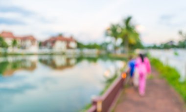 koridor çevresinde göl günbatımı ile az yürüyüş insanların görüntü bulanıklığı