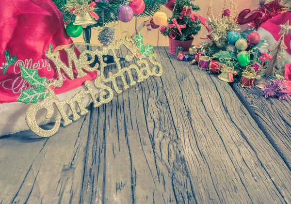 Ornamenti di Natale e variare di decorazione su sfondo di legno. — Foto Stock