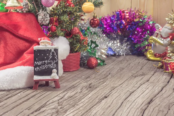 Ornamenti di Natale e variare di decorazione su sfondo di legno. — Foto Stock