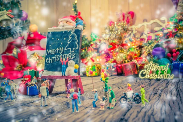 Ornements de Noël et varient de décoration sur fond de bois. — Photo