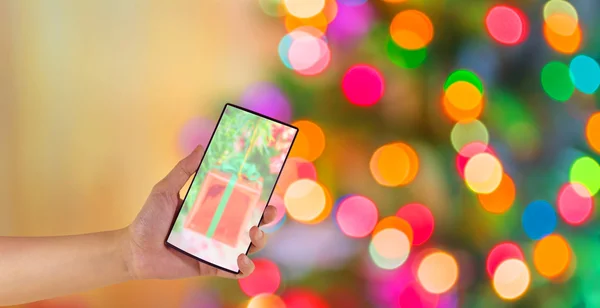 Mano usando teléfono con adornos . — Foto de Stock