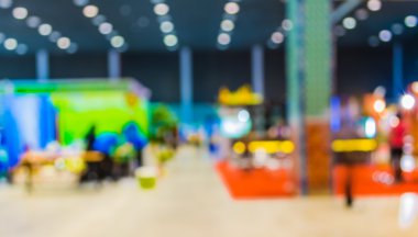 Arkaplan kullanımı için fuardaki insanların bulanık görüntüsü .