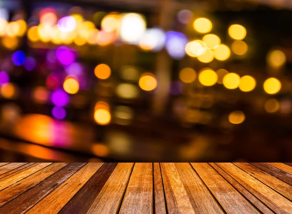 Afbeelding Van Houten Tafel Wazig Bokeh Achtergrond Met Kleurrijke Lichten — Stockfoto