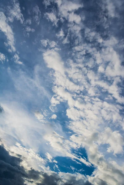 Gambar Langit Pada Waktu Hari Untuk Penggunaan Latar Belakang Vertikal — Stok Foto
