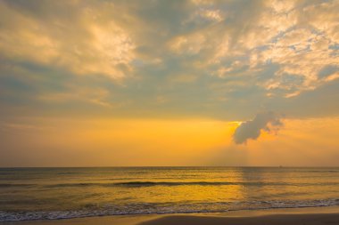 Arkaplan kullanımı için sabah vakti üzerinde deniz ve bulutlu gökyüzü görüntüsü