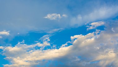 beyaz bulut ve mavi gökyüzü arkaplan resmi.