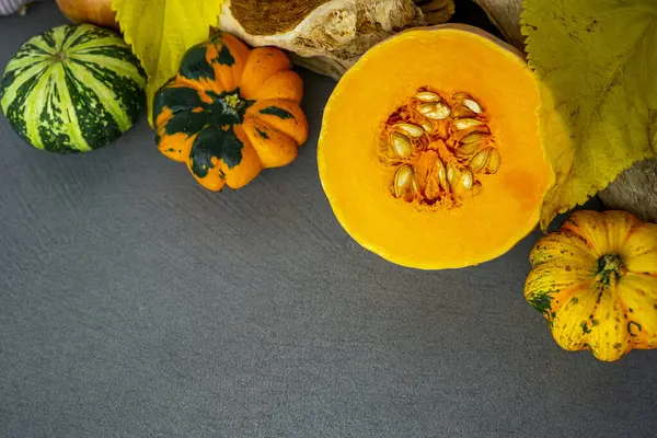 Stillleben Mit Herbstgemüse Und Obst Auf Hölzernem Hintergrund Kürbisse Butternüsse — Stockfoto