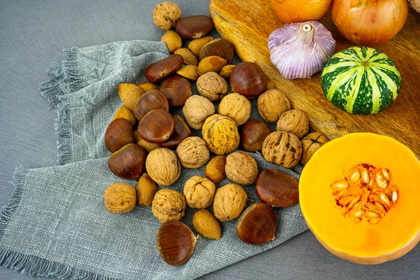 Natura Morta Immagine Concettuale Autunnale Con Verdure Noci Zucca Farfalla Foto Stock