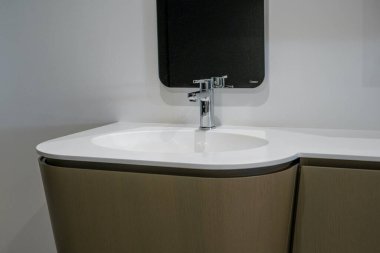 Parlak metal karıştırıcılı beyaz seramik lavabo