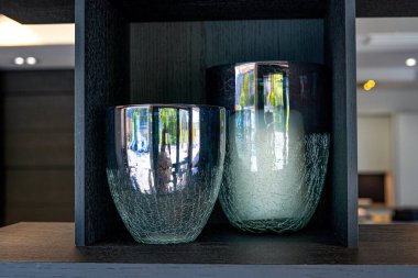 Siyah arka planda süslü mum gözlükler. Lüks ev dekorasyonu