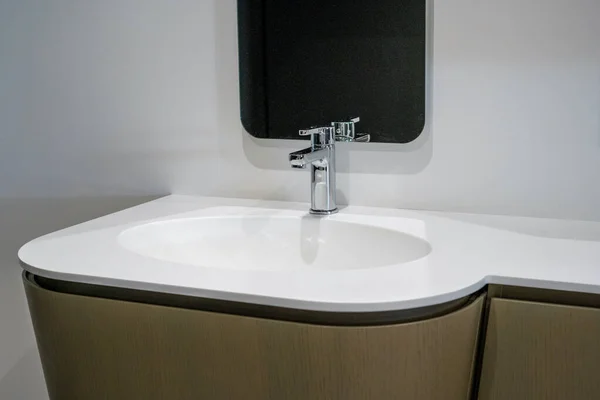 Lavabo de cerámica superior blanco con mezclador de metal brillante — Foto de Stock