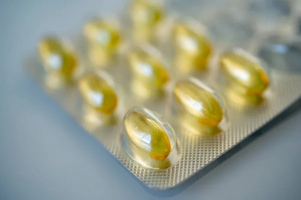 Närbild av gelékapslar med torskleverolja-omega3 i blister. Selektiv inriktning — Stockfoto