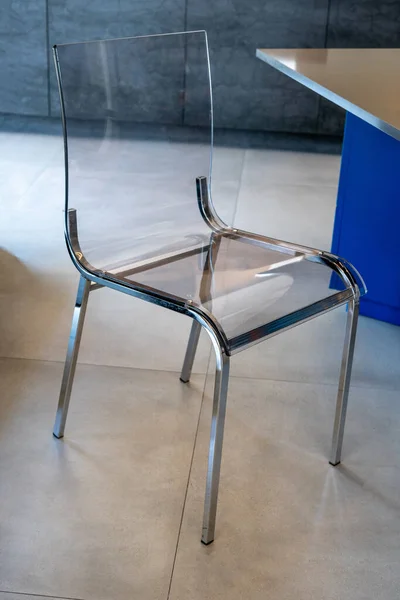 전시실에 있는 디자인 된 투명 의자들 — 스톡 사진