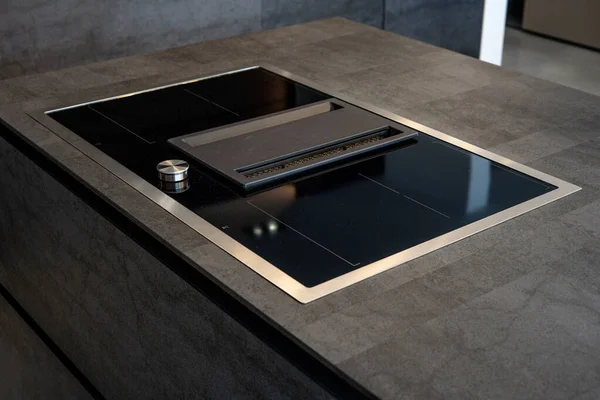 Moderní luxusní kuchyň. Moderní černý indukční vařič na mramorové desce. — Stock fotografie