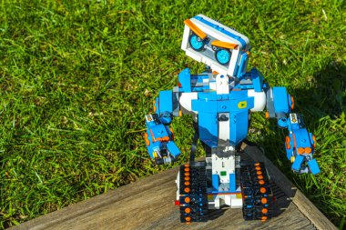 Güzel, Fransa 16 Ekim 2020. Robot bilimi. Lego Arttıran robot araba. Bilim, teknoloji. Açık arkaplan